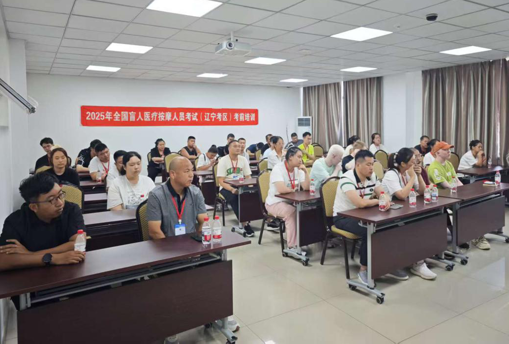 图为考前培训现场